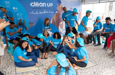 Ação educativa e de limpeza recolhe mais de 100 kg de resíduos em praia de Salvador