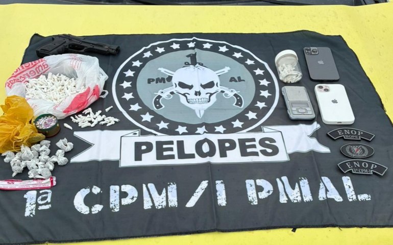 Em ações contra o tráfico, Polícia Militar apreende arma, drogas e simulacros