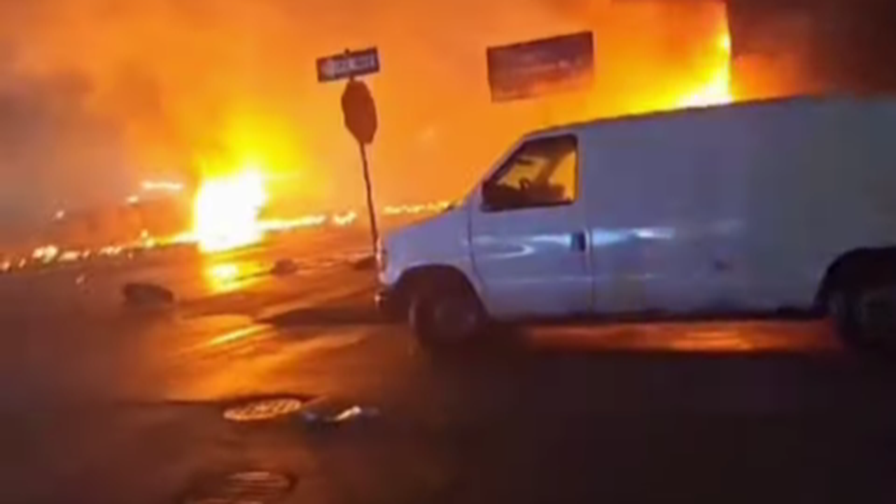 Avião de pequeno porte cai logo após decolar na Filadélfia e provoca incêndio em casas