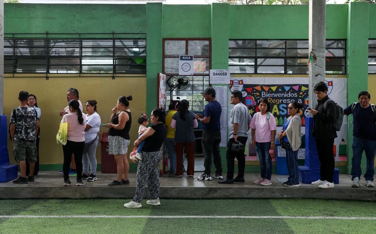 Peru: ultraconservador e esquerda disputam voto a voto para 2º turno