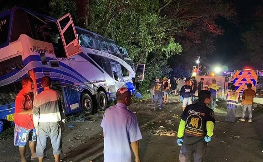 Ônibus bate em árvore na Tailândia e deixa 14 mortos