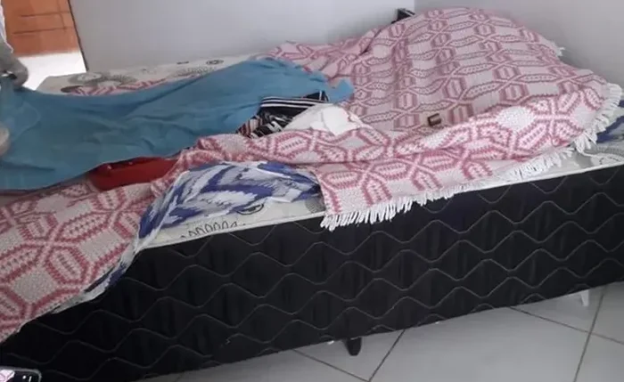 Polícia encontrou a vítima escondida embaixo de uma cama dentro da casa