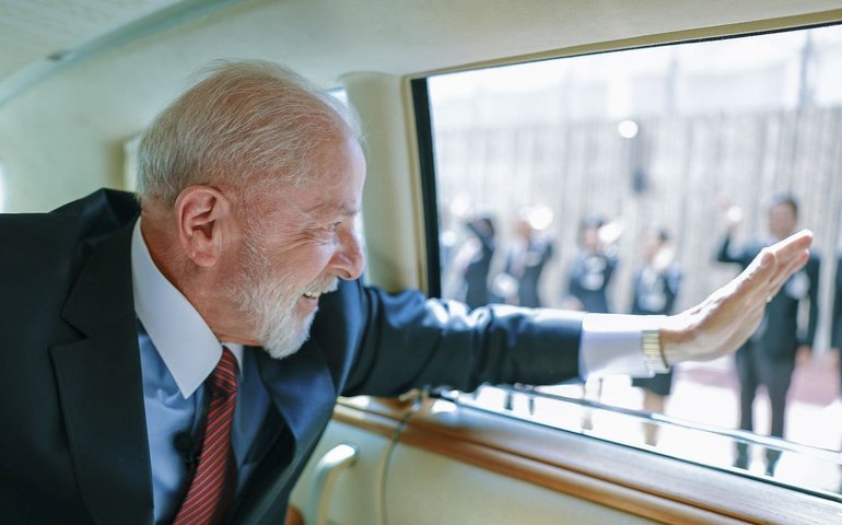 Lula visita Vietnã para elevar nível da relação com o país