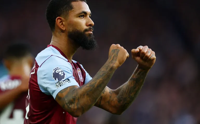Douglas Luiz faz 2 gols, e Aston Villa volta a vencer em casa