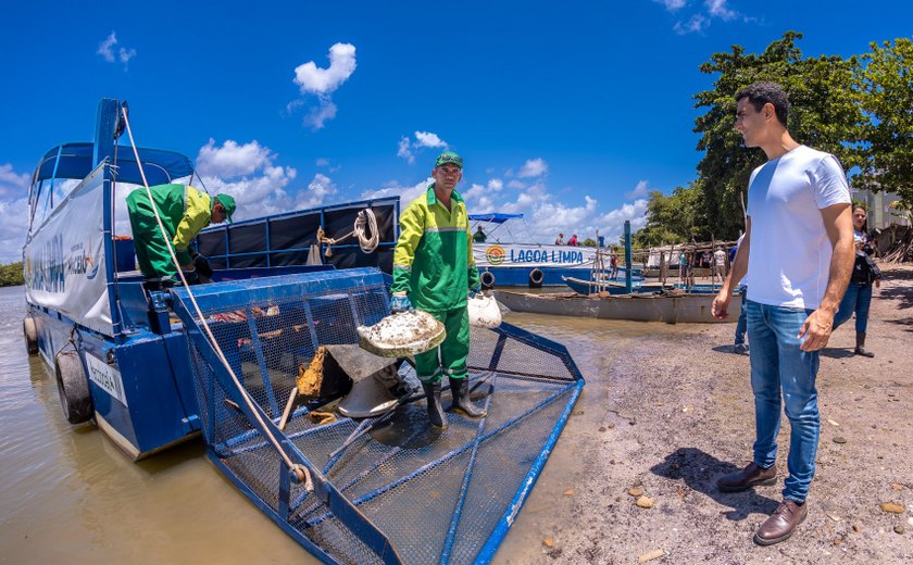 ﻿﻿Equipamentos retiram uma tonelada de lixo por dia na lagoa Mundaú