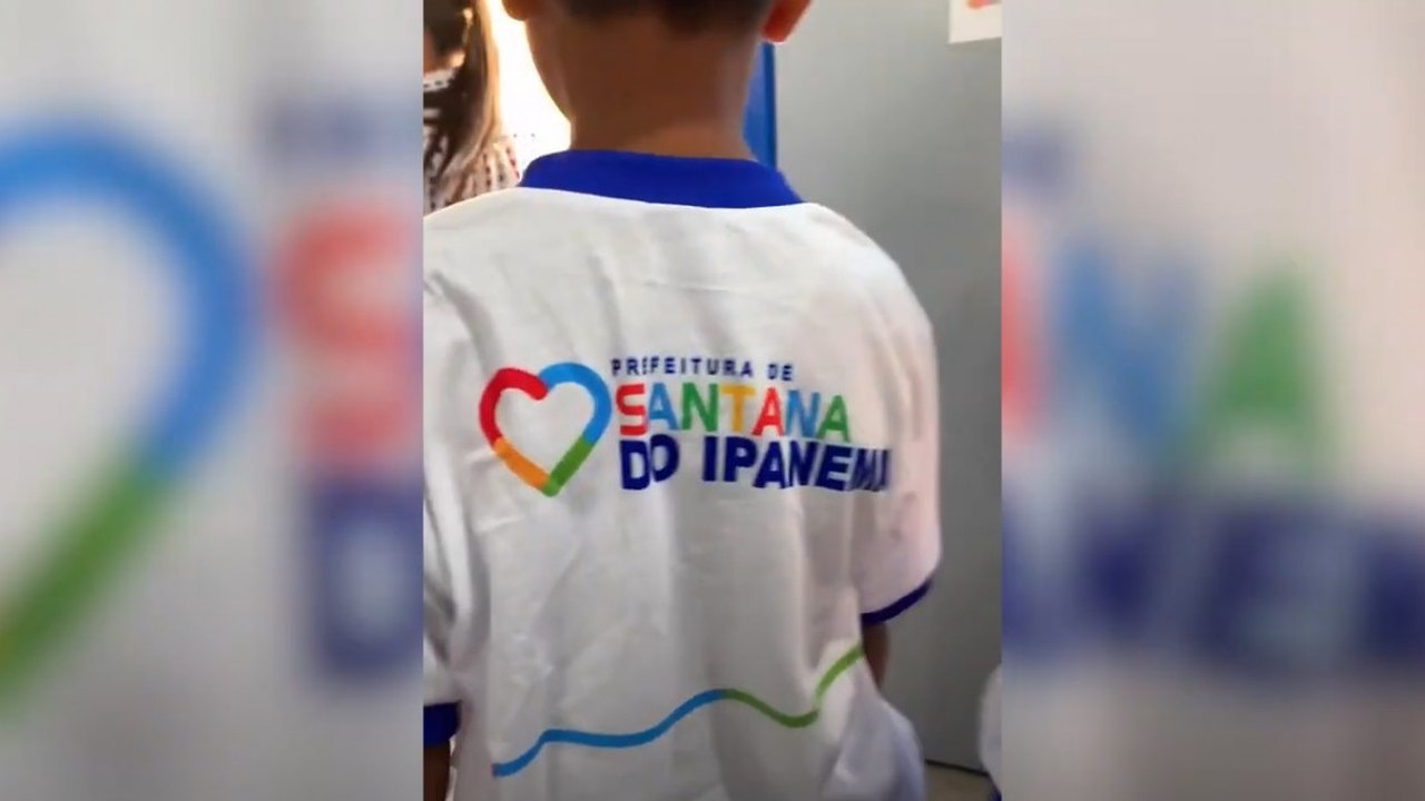 Finalmente a prefeita de Santana do Ipanema ouviu os reclames do repórter Fernando Valões e mandou distribuir fardamento escolar para a comunidade estudantil