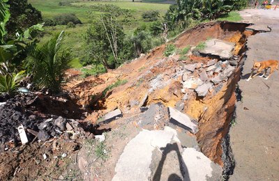 Prefeitura de Marechal cobra ações da BRK após deslizamento de barreira causado por transbordo
