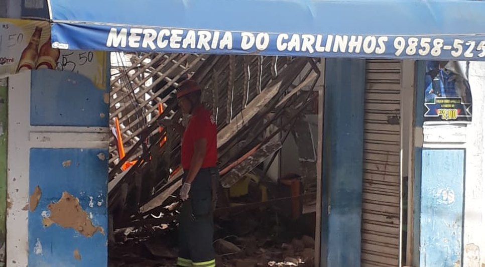 TETO DA MERCEARIA DESABA / Foto: Bombeiros