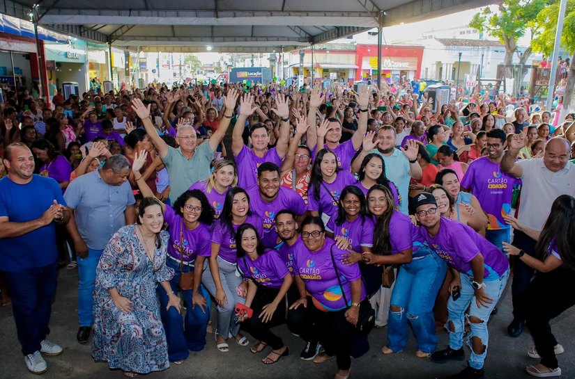 No segundo aniversário do Cartão Cidadão, prefeito Marcelo Beltrão anuncia pagamento do 13º salário do programa