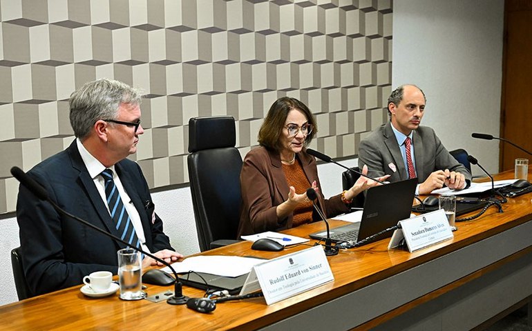 Debatedores questionam na CE projeto que proíbe alterar textos da Bíblia