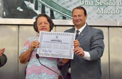 Educadora Maria Valderez é homenageada com a Comenda Tavares Bastos