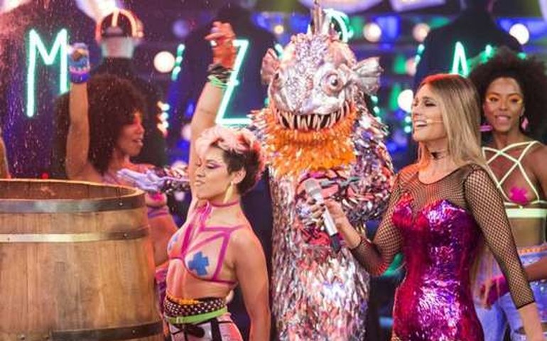 Fernanda Lima exalta feminismo e queima sutiã no &#8216;Amor &#038; Sexo&#8217;: &#8216;Puta? Basta!&#8217;