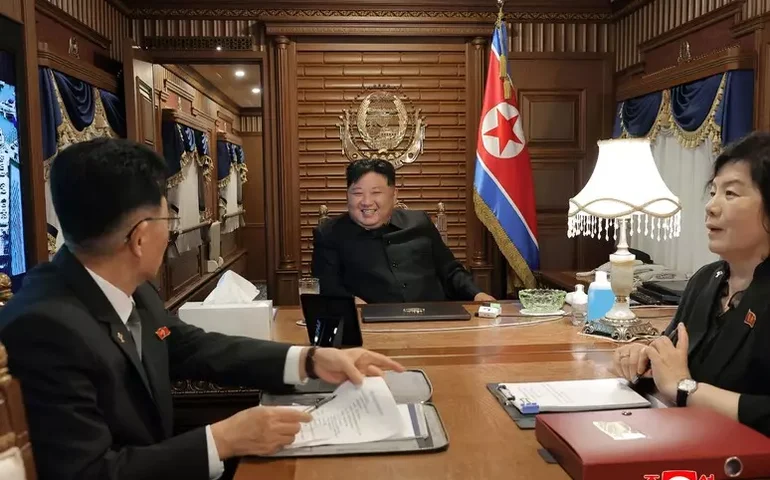 Kim chega a Pequim para encontro com Putin e Xi