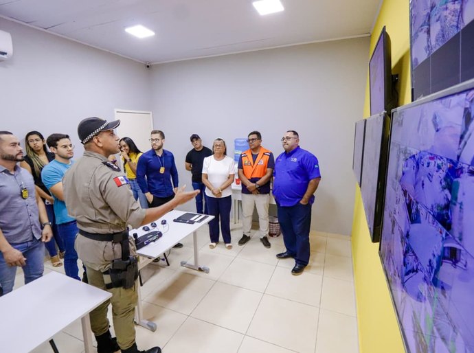 Prefeita Tia Júlia visita central de videomonitoramento e anuncia ampliação do sistema de segurança