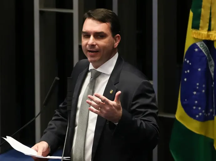PGR pede que Flávio Bolsonaro seja ouvido por calúnia contra Lula