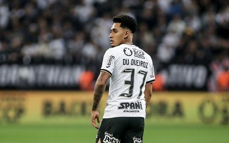 Du Queiroz veste camisa e se diz pronto para estrear pelo Grêmio: 'Preparado e animado'