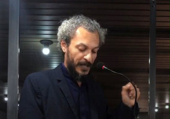 Professor do IFAL presta homenagem a Graciliano na Câmara e faz firme protesto pelo fechamento há 6 anos da casa do escritor; vídeo