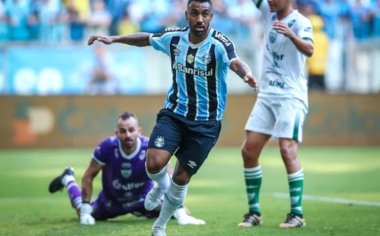 Grêmio bate Avenida e mantém campanha perfeita no Gaúcho em dia sem gol de Suárez