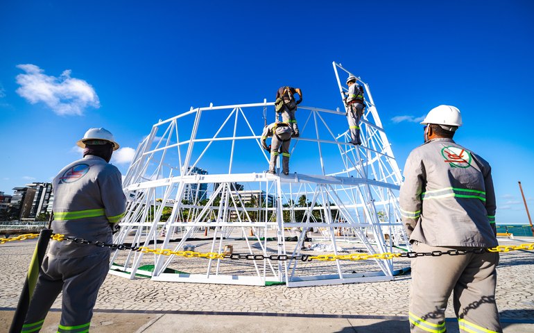 Prefeitura de Maceió inicia montagem da árvore de Natal de 34 metros na Ponta Verde