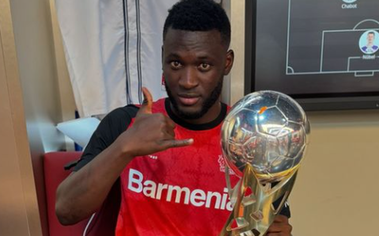 Boniface, atacante do Bayer Leverkusen, sofre ferimentos leves em acidente de carro