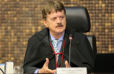 Desembargador do TJ/AL suspende eleição da Adefal