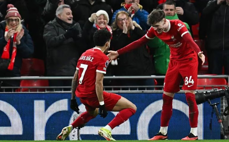 Liverpool quebra jejum de três anos com goleada no Chelsea e abre 5 pontos no topo do Inglês