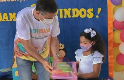 Educação de Branquinha inicia ano letivo de 2022 com entrega de kits escolares