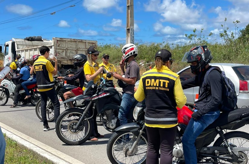 DMTT  realiza ação educativa com motociclistas na Av. Rota do Mar