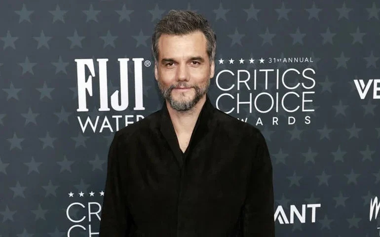 Wagner Moura ironiza categoria de filme internacional no Critics Choice Awards; veja vídeo