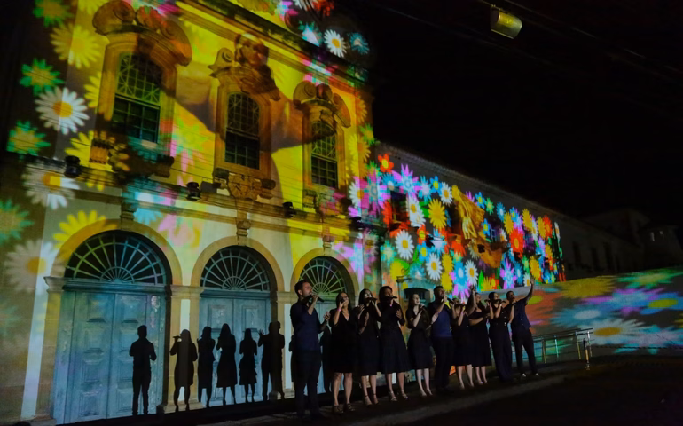 Projeção mapeada no convento e canto coral encantam público no Penedo Luz