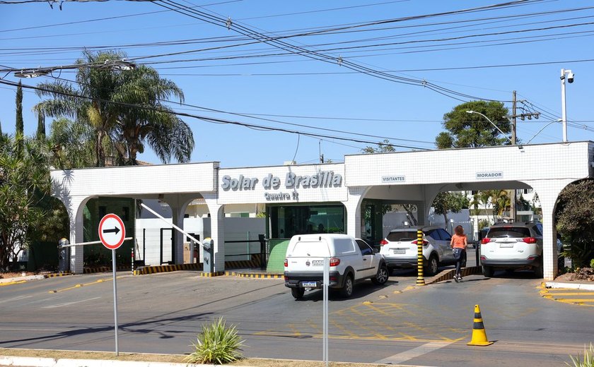 Bolsonaro deixa prisão domiciliar e vai a hospital para exames médicos