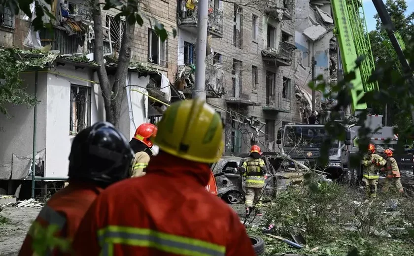 Ataque da Rússia contra Kiev deixa mortos e provoca incêndios