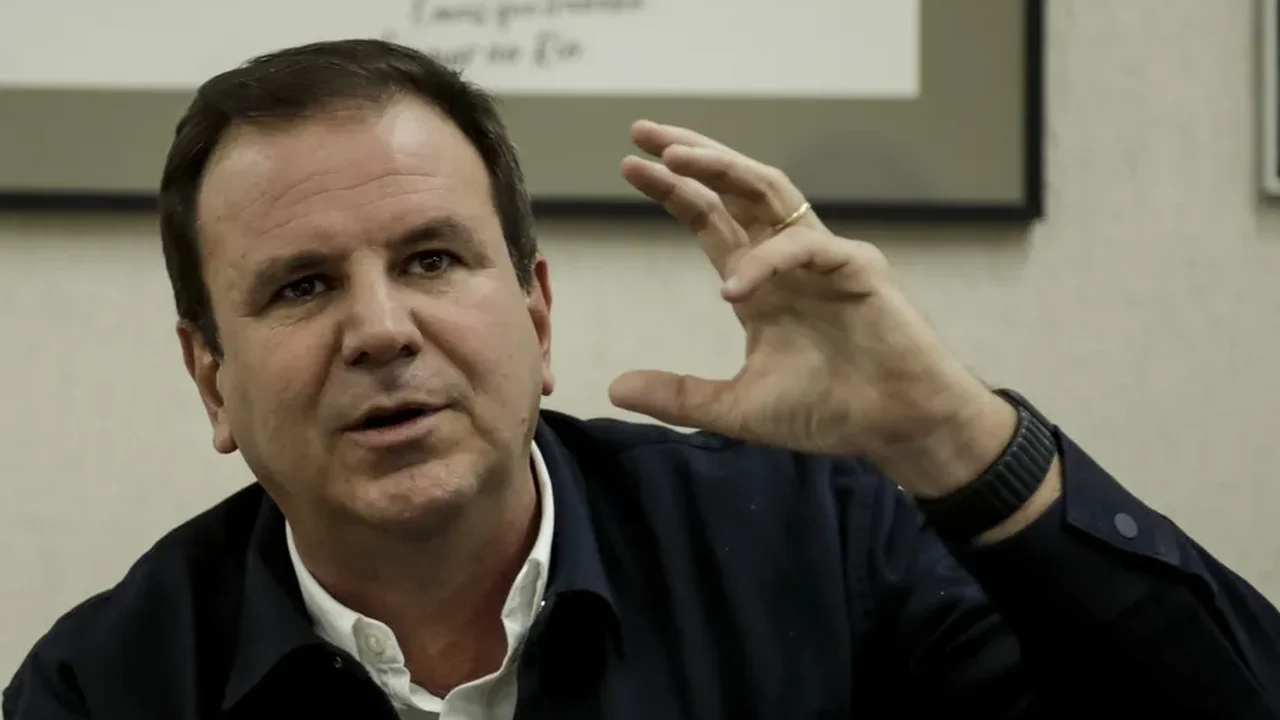 Prefeito do Rio é internado para tratamento de crise renal