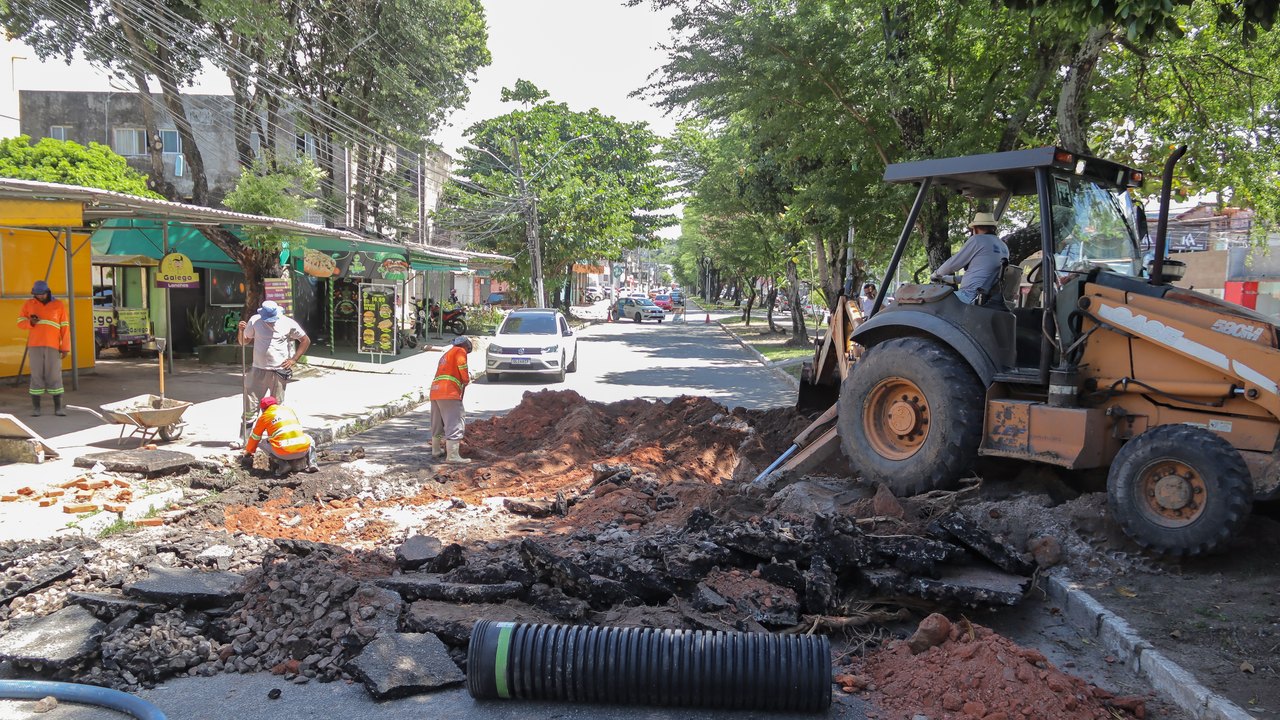 Infraestrutura executa troca de tubulação para melhorar escoamento da água da chuva na Jatiúca