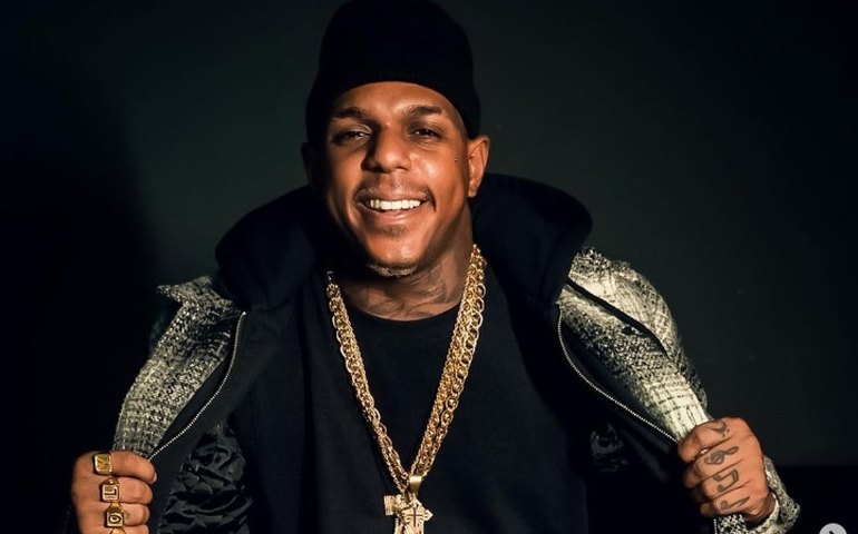 Vocalista da banda Oh Polêmico é internado em hospital após desmaiar em show na BA