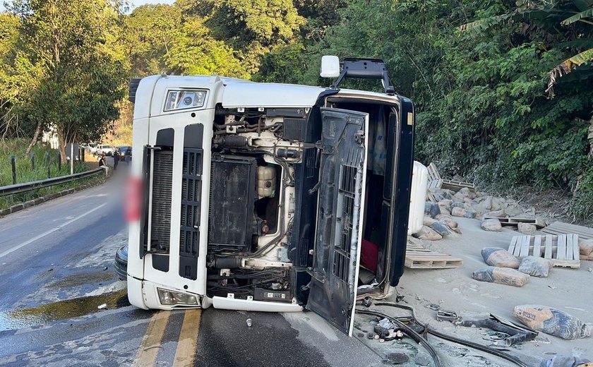 Carreta com carga de cimento tomba em Atalaia e deixa trânsito congestionado