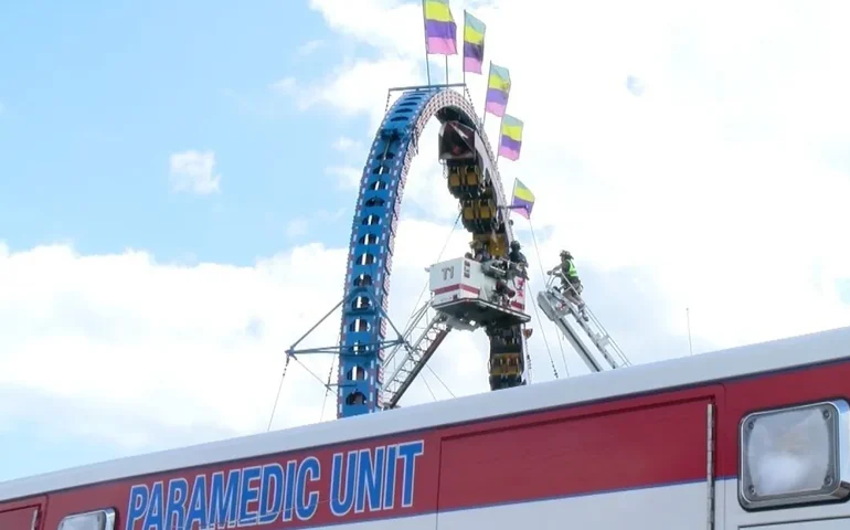 Bombeiros salvam 28 pessoas presas de cabeça para baixo em brinquedo de parque de diversões nos EUA