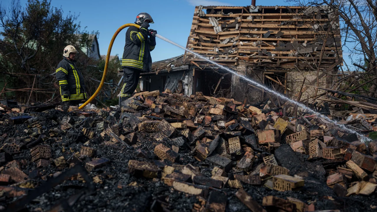 Rússia bombardeia a região de Kiev com mísseis e drones, matando 4 pessoas e atingindo a rede elétrica.
