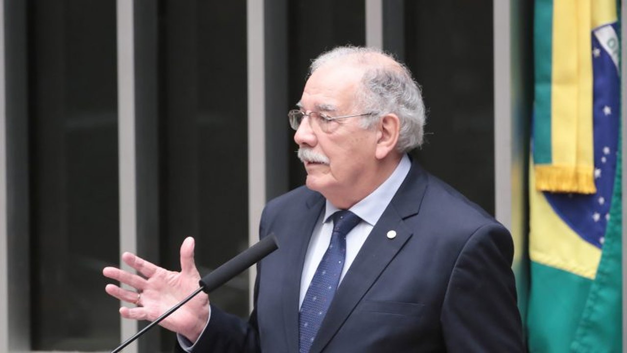 Comissão aprova projeto que obriga instalação de desfibriladores em locais de grande circulação
