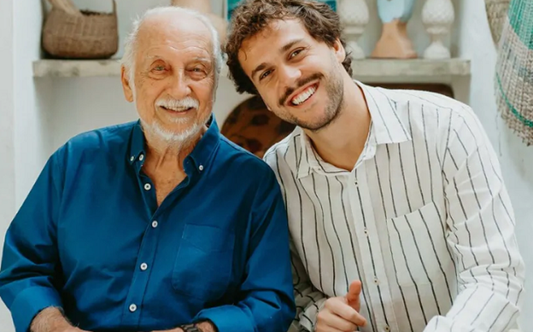 Theo Bial e Roberto Menescal lançam parceria inédita com a canção “Brisa Que Mora no Mar”