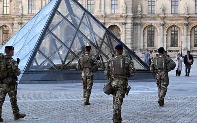 Polícia francesa prende cinco suspeitos ligados ao roubo no Louvre