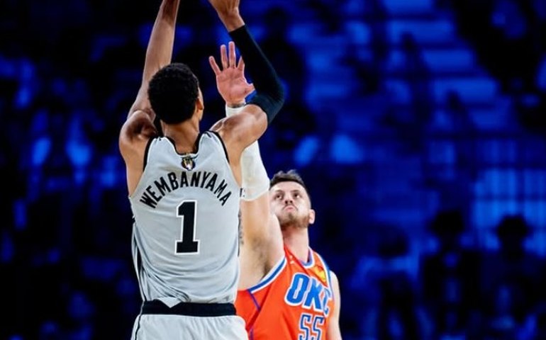 Spurs surpreendem Thunder no retorno de Wembanyama e decidem a NBA Cup contra os Knicks