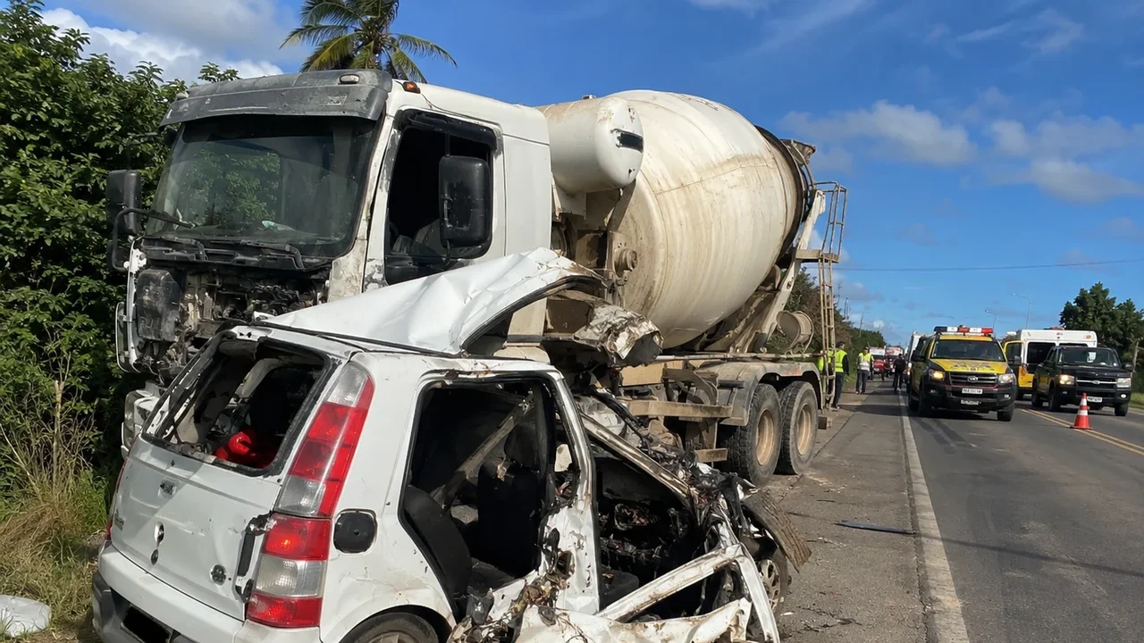 Colisão entre carro e caminhão betoneira deixa um morto na BR-424, em Alagoas
