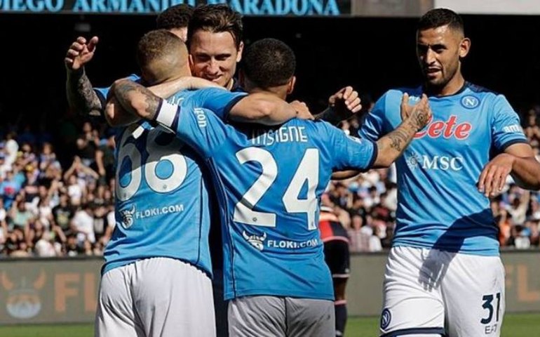 Napoli vence, rebaixa Genoa e se aproxima da 3ª colocação do Campeonato Italiano