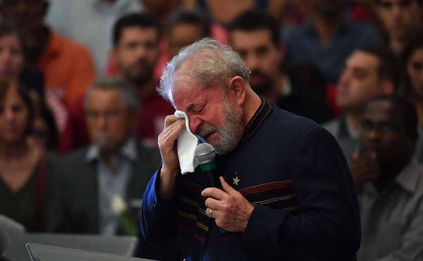 No exterior, defesa diz que Lula é vítima de &#8216;farsa&#8217; para tirá-lo da eleição