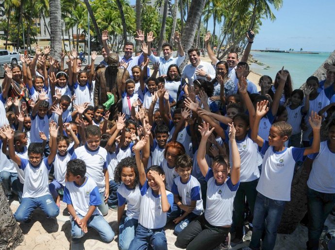 Alunos da rede municipal conhecem escultura de Graciliano Ramos