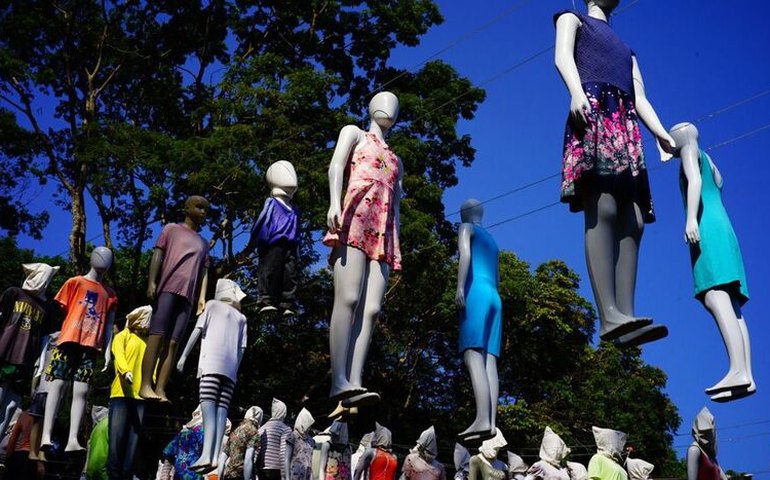 Obra de Siron Franco, com manequins, lembra mortos por covid-19