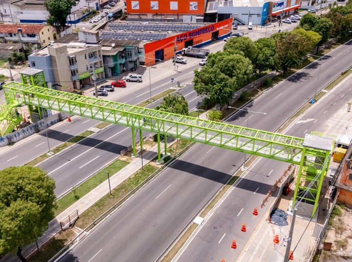 Instalação de passarela interdita trecho da Av. Durval de Góes Monteiro no sábado (18)