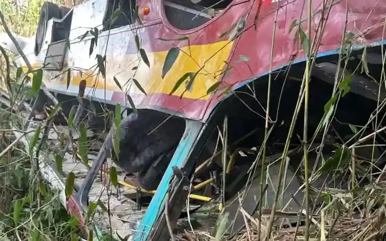 Operação para retirada de ônibus que caiu na Serra da Barriga entra no quinto dia sem conclusão