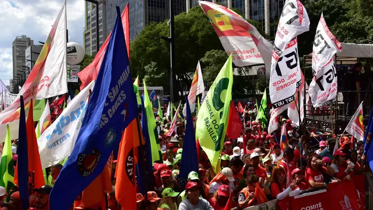 Centrais sindicais aguardam Lula em ato de 1º de maio em SP